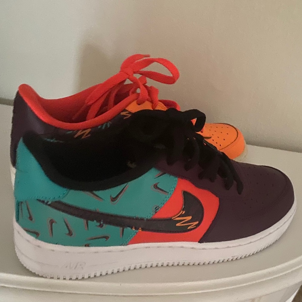 SOLD Nikes Women 7.5 (Boys 6.5)